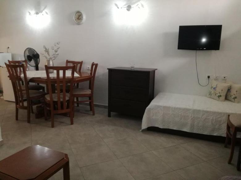 Maria's Cozy Basement ! Volos
